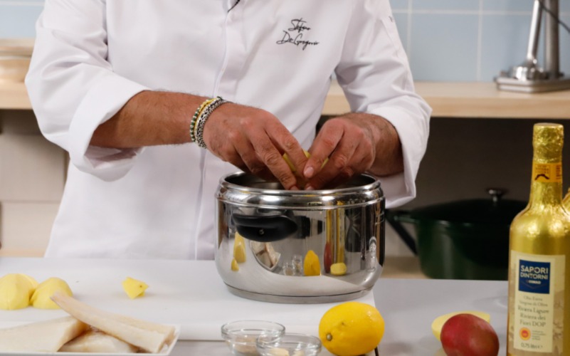 aggiungere patate nella casseruola