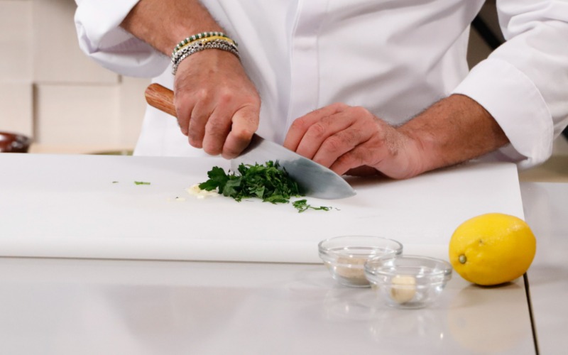 tritare prezemolo aglio