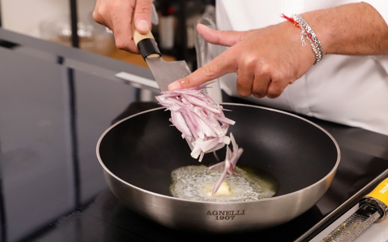 Tagliare e rosolare lo scalogno con olio e burro