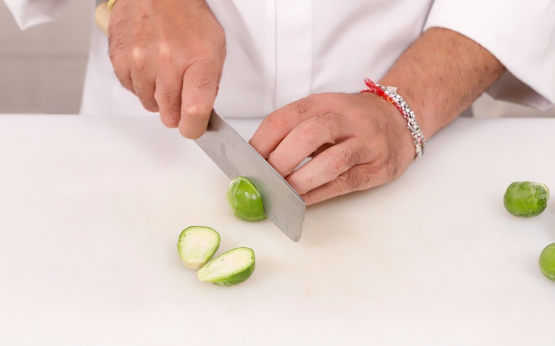 Lavare e tagliare i cavolini di Bruxelles