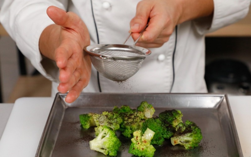 spolverarli con porro e servire insieme a fonduta