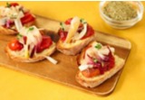 Bruschetta con pomodorini confit e cipolle caramellatealt