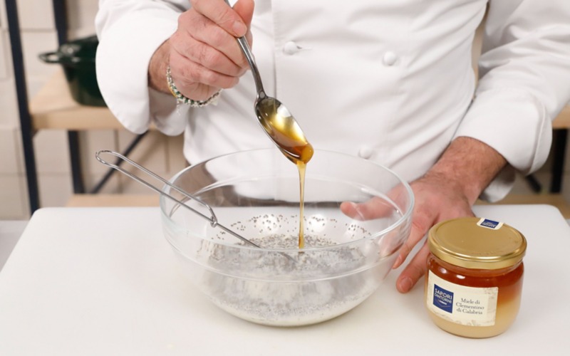 unire miele e riposare in frigo