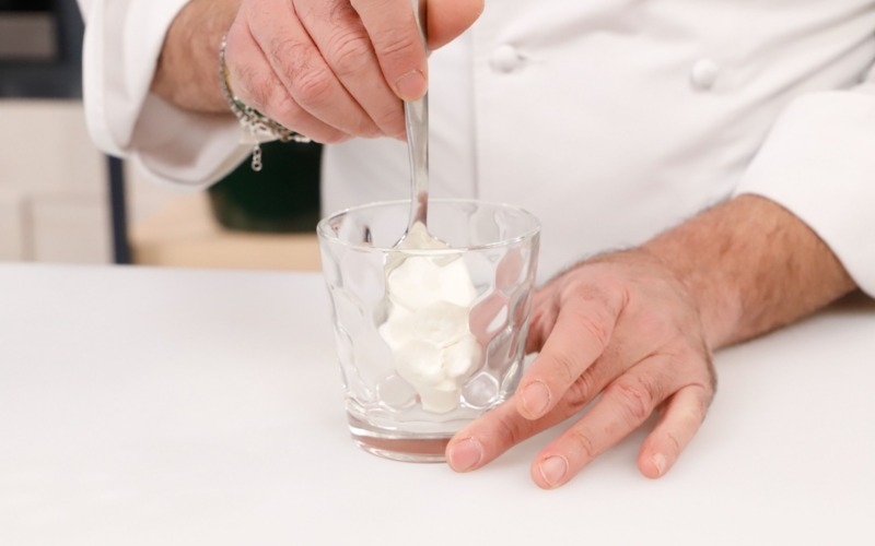 versare yogurt nei bicchieri