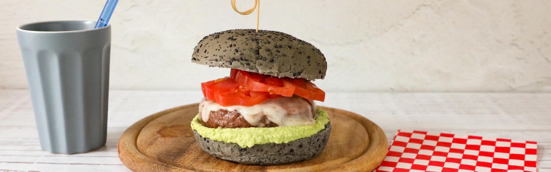 bun-nero-hamburger-pesto-di-zucchine