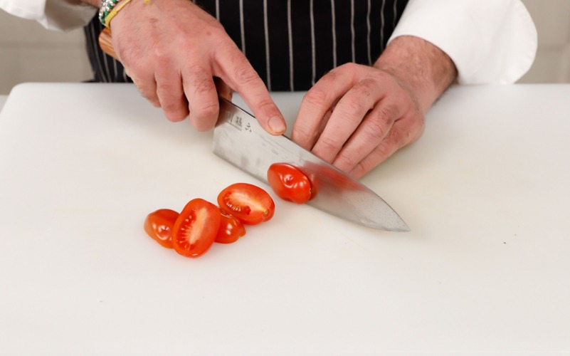 tagliare pomodori