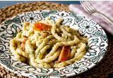 Pasta con pesto di pistacchio salato, pesce spada e pomodorinialt