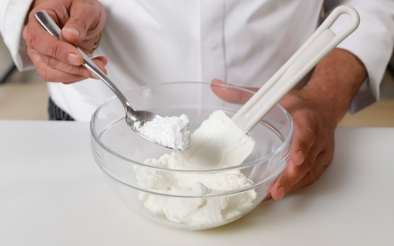 amalgamare ricotta e zucchero
