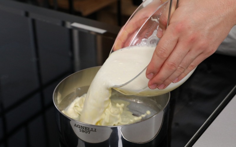 Preparare la crema pasticcera per i cannoncini