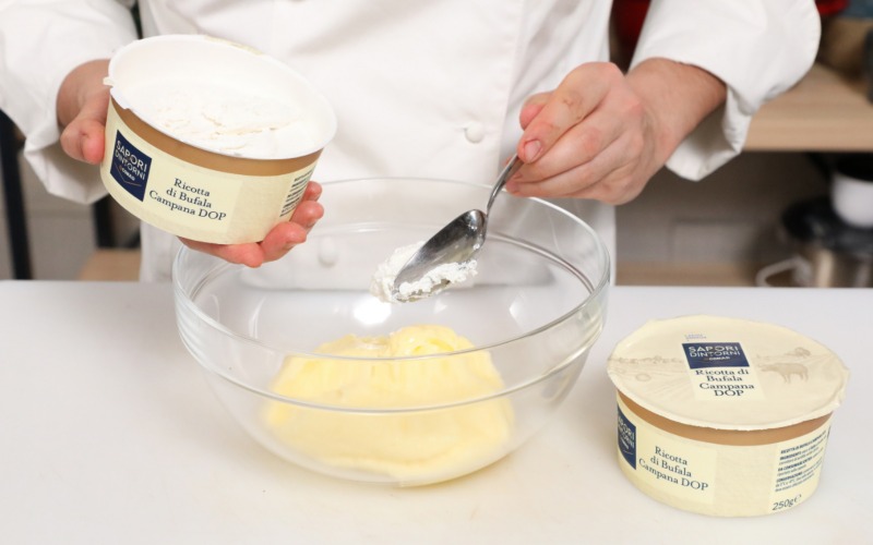 Aggiungere alla crema pasticcera la ricotta di bufala