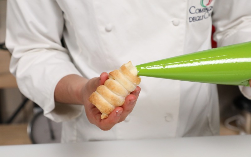 Riempire i cannoncini con la crema 