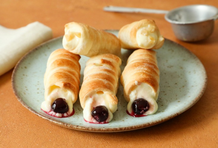 cannoncini con crema pasticcera alla ricotta di bufala e amarene