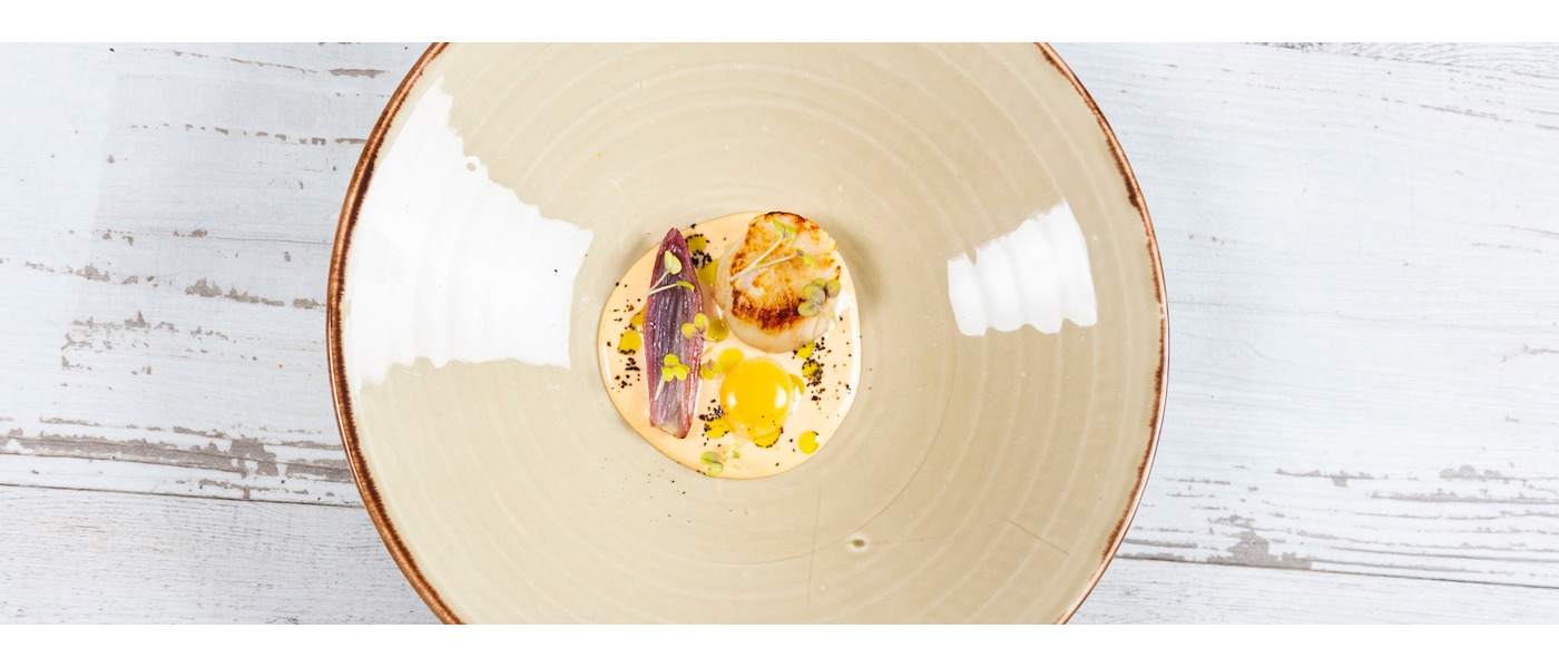Tuorlo di quaglia al gin, capasanta e scalogno al caffè