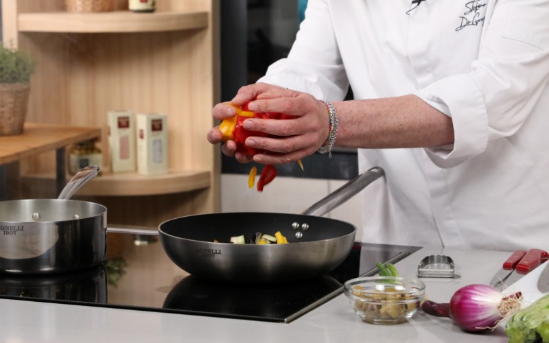 Aggiungere alle melanzane per la caponata anche le altre verdure