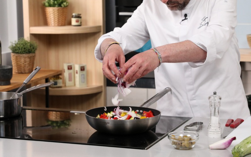 Aggiungere anche la cipolla rossa alla caponata