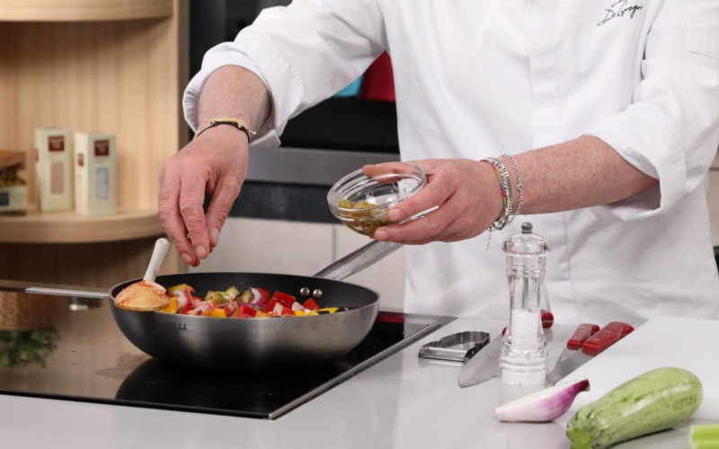 Aggiungere olive e basilico alla caponata