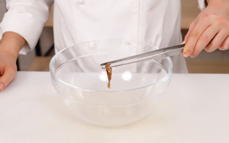Preparare il condimento per le puntarelle da servire con il cappone arrosto