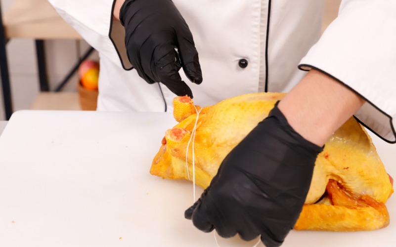 Riempire il cappone e chiuderlo prima di metterlo in forno