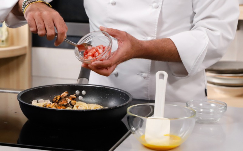 aggiungere gamberi cozze