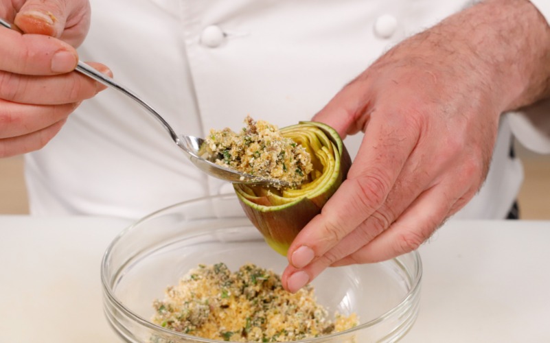 Riempire i carciofi alla palermitana