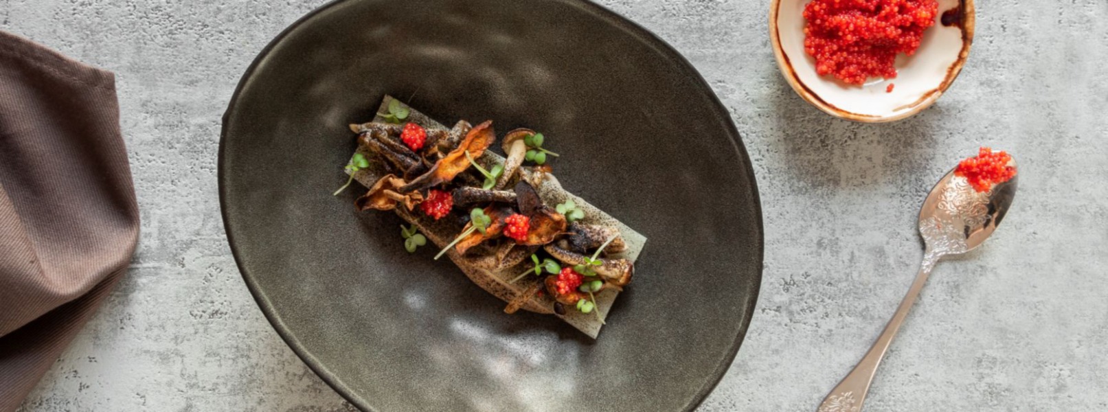 Coste di cardo, crema di champignon e pioppini