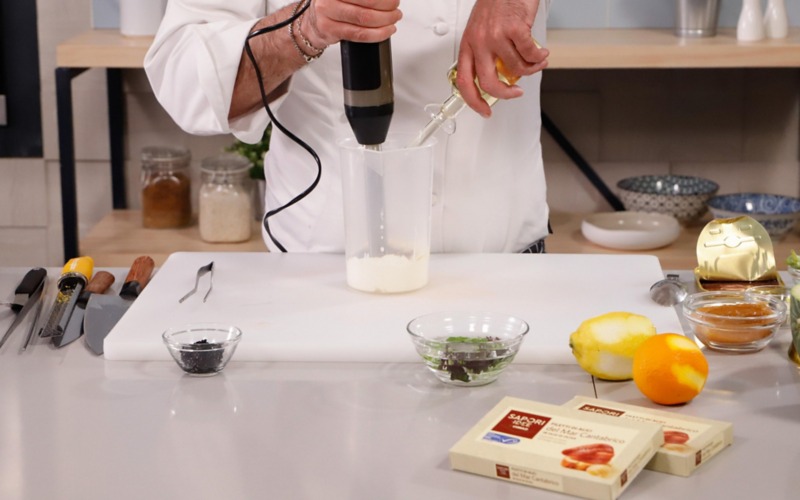 frullare con olio a filo