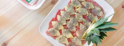 Carpaccio con ananas e salsa al miele e limonealt