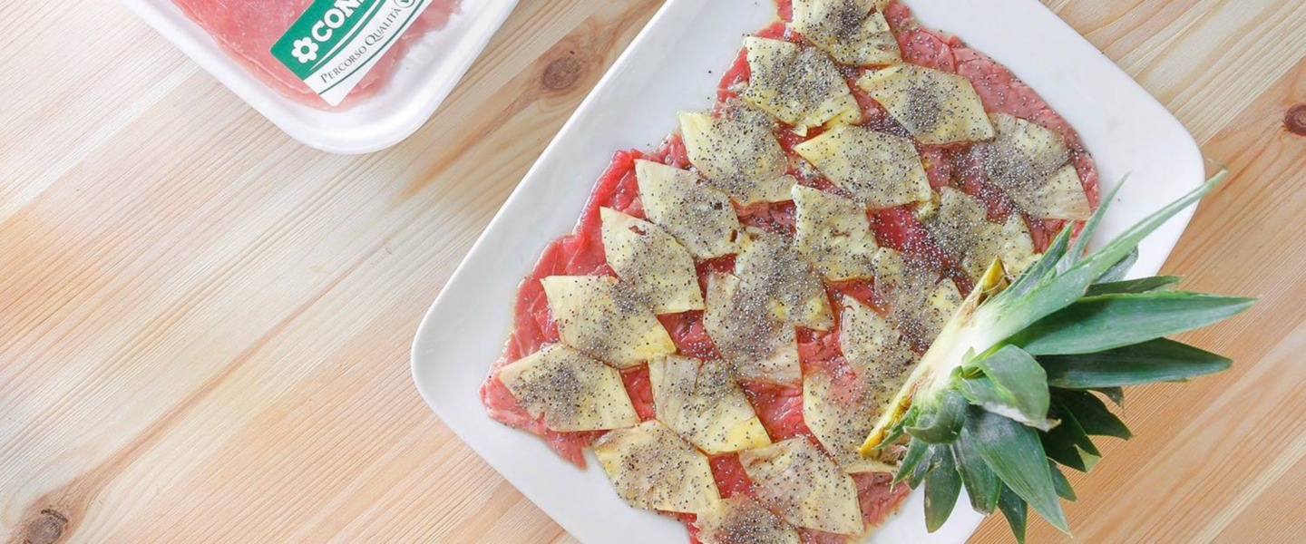 Carpaccio con ananas e salsa al miele e limone