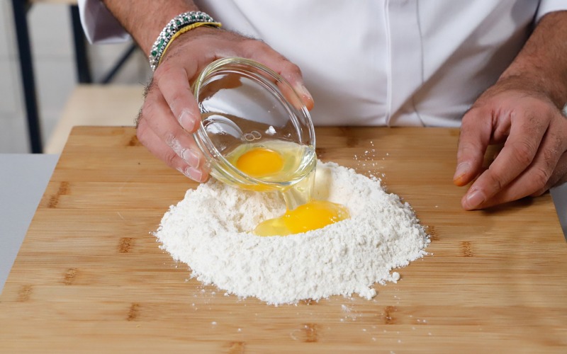 impastare farina e uova