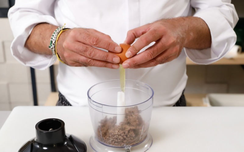 frullare macinato noce moscata pangrattato e uovo