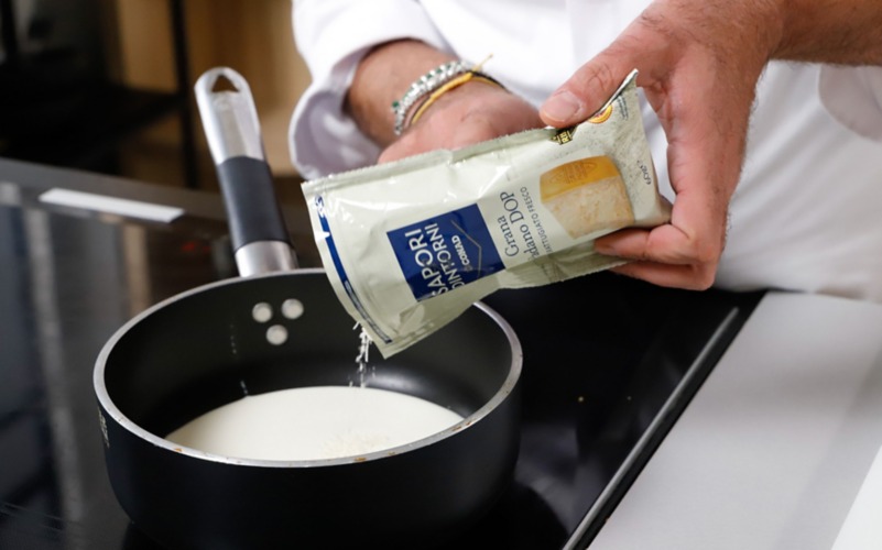 mescolare panna e grana padano