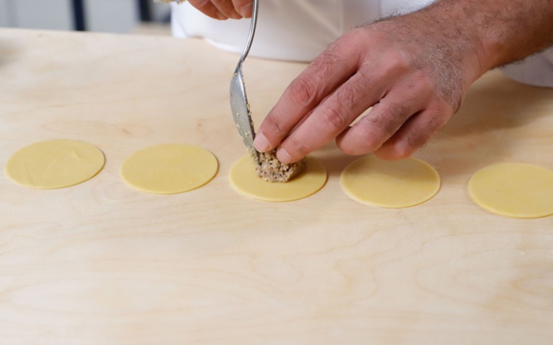 assemblare casoncelli e cuocere 