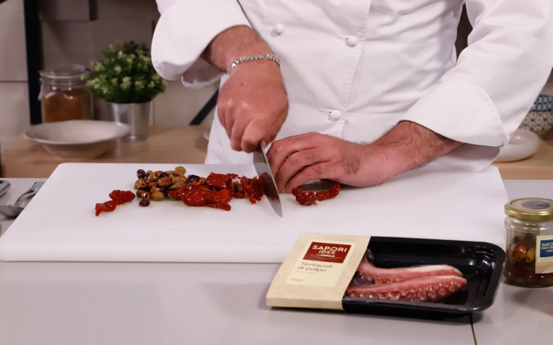 sminuzzare pomodori e olive