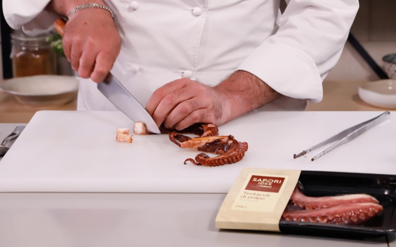tagliare tentacolo polpo