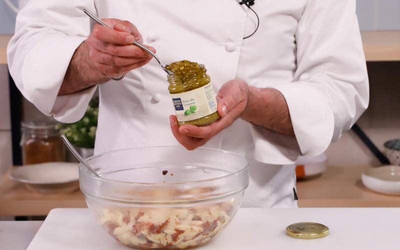 mantecare pasta con pesto