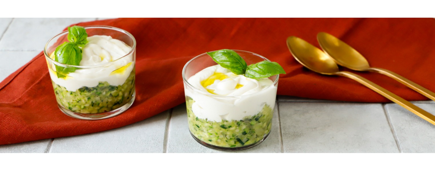 Bicchierini finger food stratificati, con zucchine verdi tritate e crema di formaggio bianca vellutata