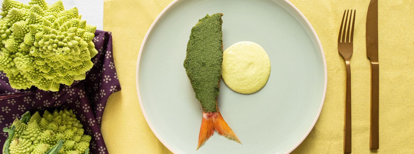 Triglia scottata in padella, crema di cavolo, curry verde e prezzemolo