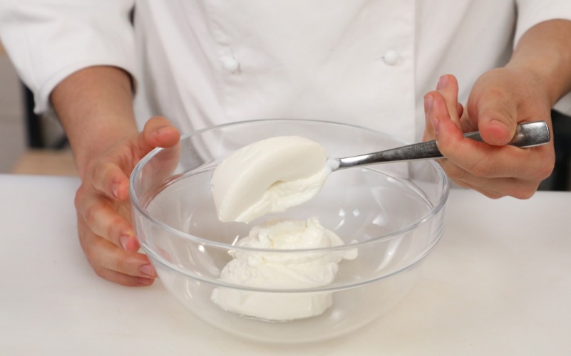Preparare la crema di zucchero ricotta e yogurt per la cheesecake