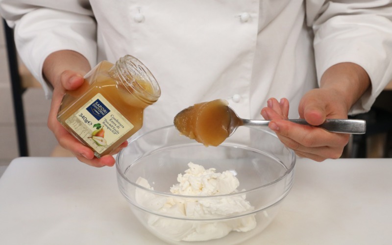 Aggiungete alla crema per cheesecake la confettura di pere
