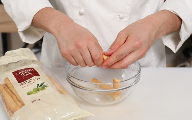 Sbriciolare grissini per base cheesecake salata