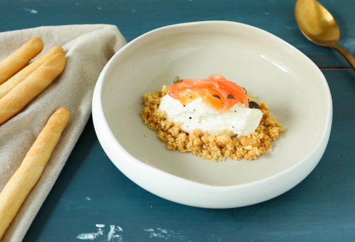 Composizione della cheesecake salata con salmone affumicato