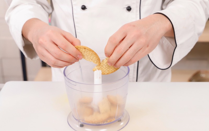 Base di burro e biscotti per la cheesecake scomposta