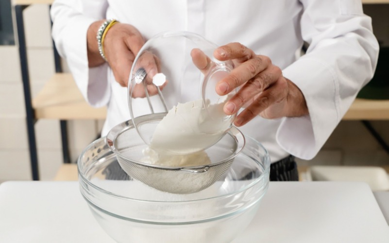 setacciare farina e zucchero