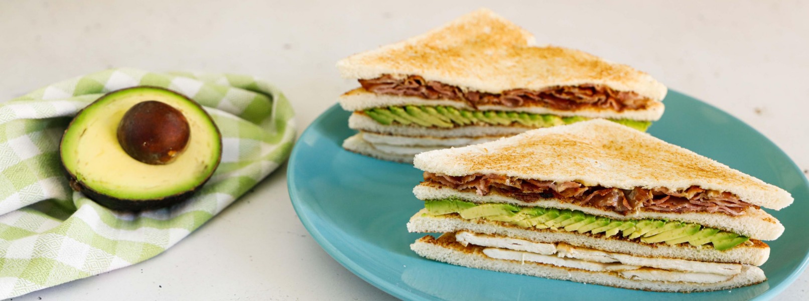 Avocado club sandwich con pollo e bacon 
