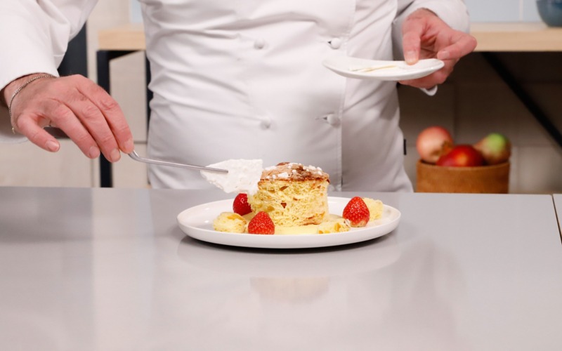 servire colomba con meringa e fragole