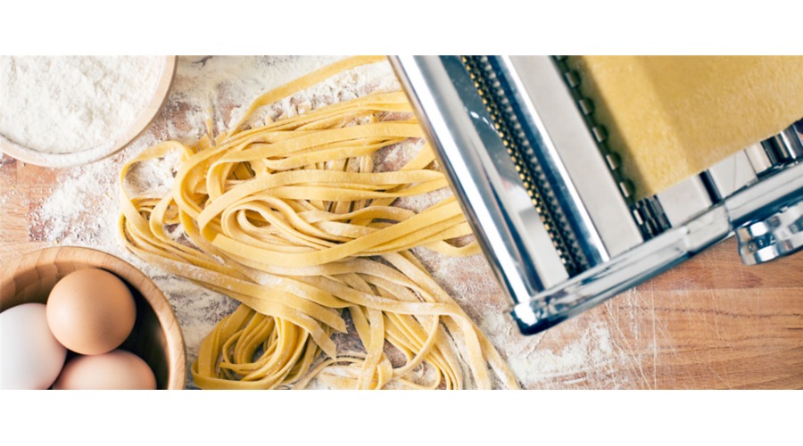 Una deliziosa Crescia marchigiana sfogliata è disposta al centro della tavola imbandita