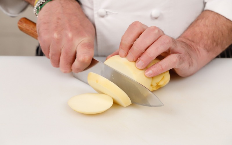 tagliare provola a cubetti