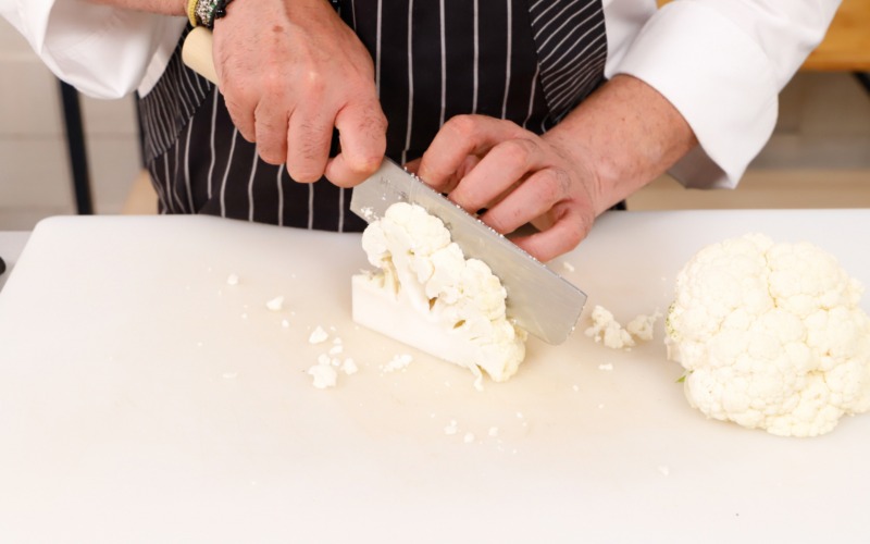 Tagliare il cavolfiore a fette.