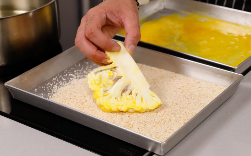 Impanare le fette di cavolfiore