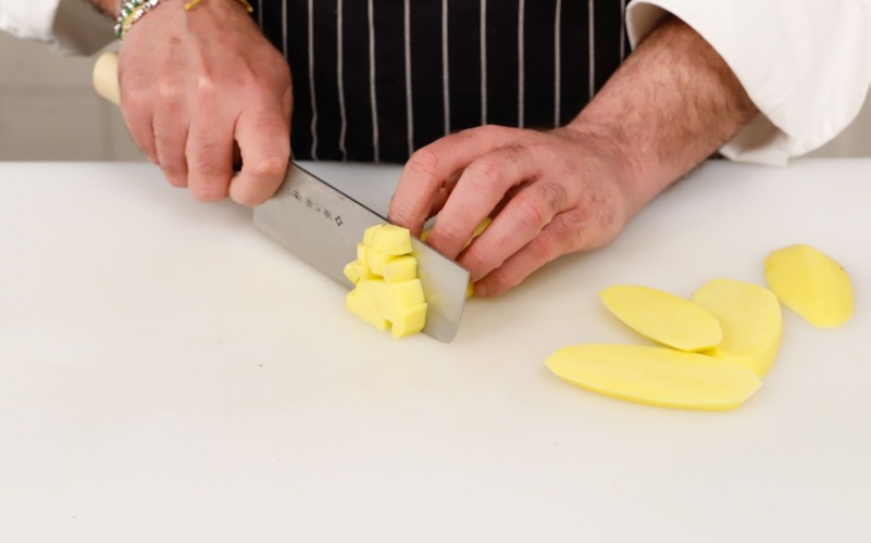 pulire fave tagliare patate